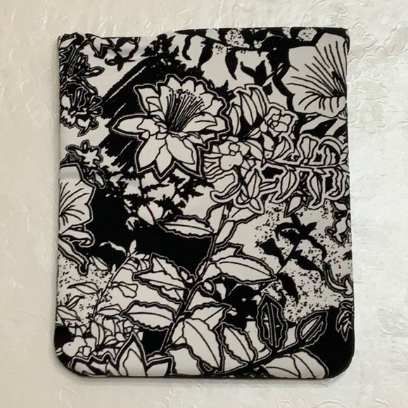 Jansport DIGITAL SLEEVE 2.0- Wht/Blk Crayon Flower - Picture 5 of 6